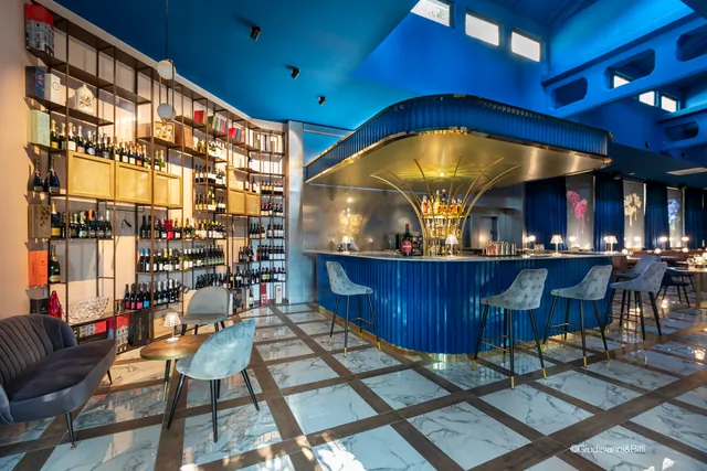 Il bar visto dalla cantina a vista
