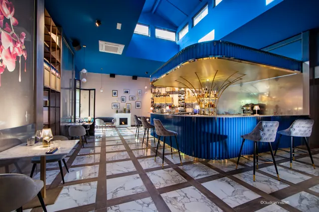 Prospettiva della sala verso il bar