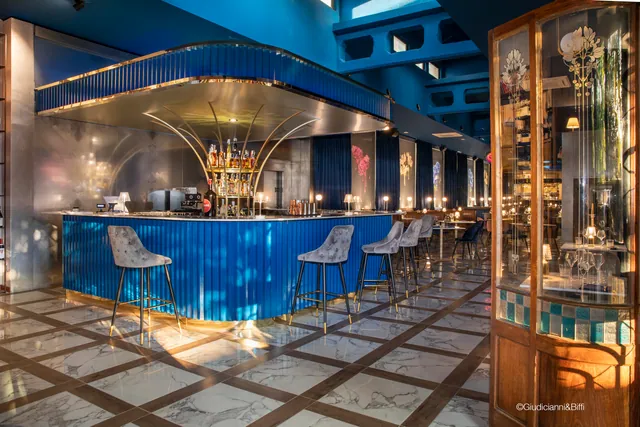 Il bancone bar di giorno