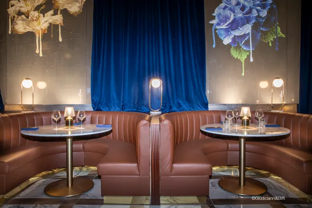Angolo lounge con divanetti curvi