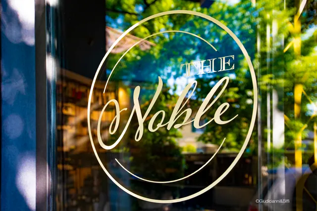 Il logo The Noble sulla vetrina d'ingresso
