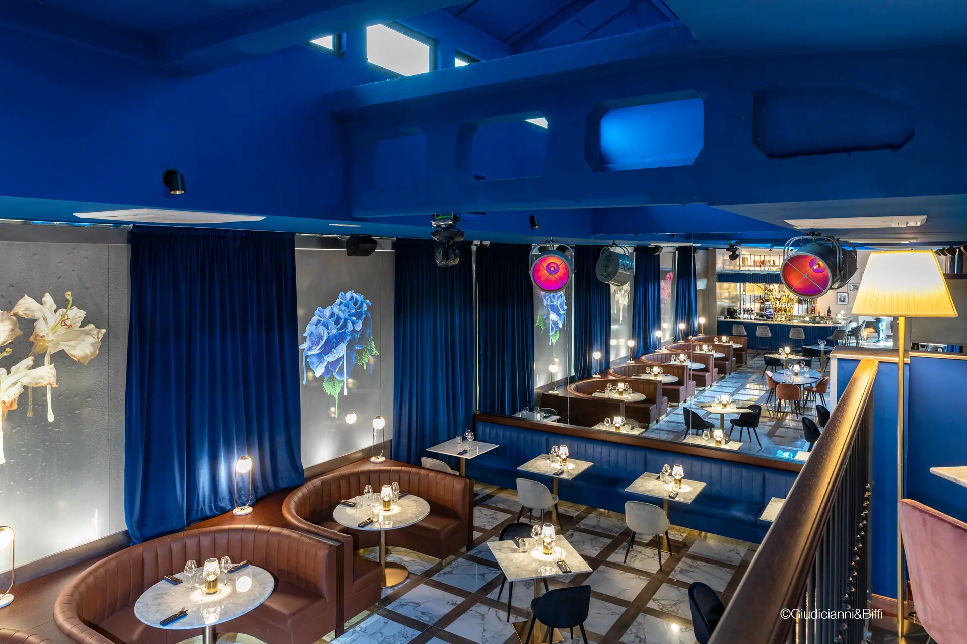 La sala vista dall'alto con il soffitto blu