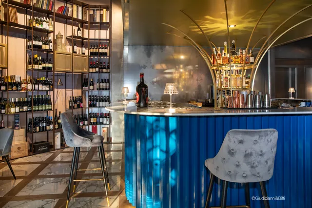 La parete dei vini accanto al bar