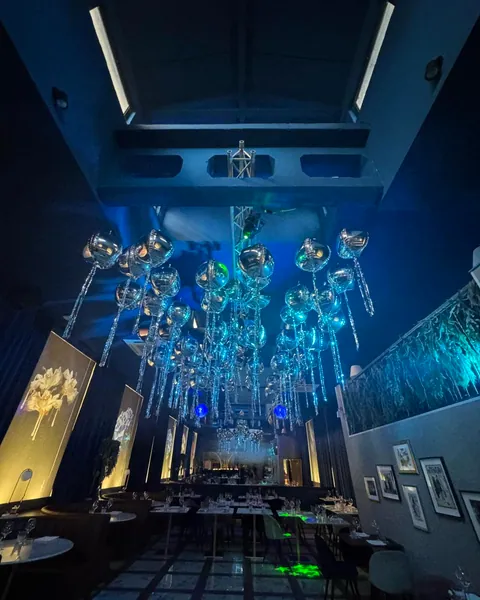 Il soffitto di palloncini a specchio con le luci accese