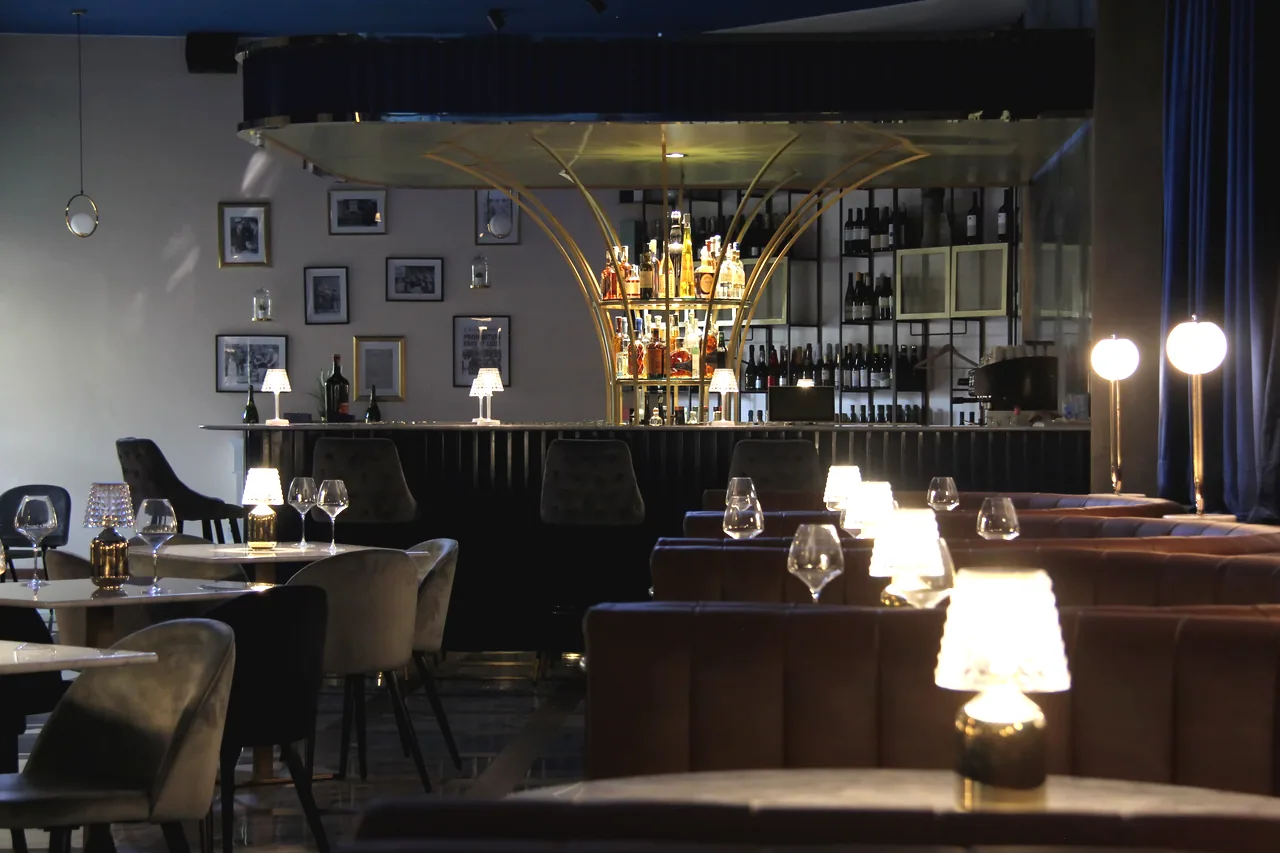 Il bancone bar nella luce della sera