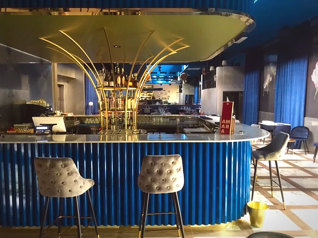 Il bar con l'arco in ottone illuminato