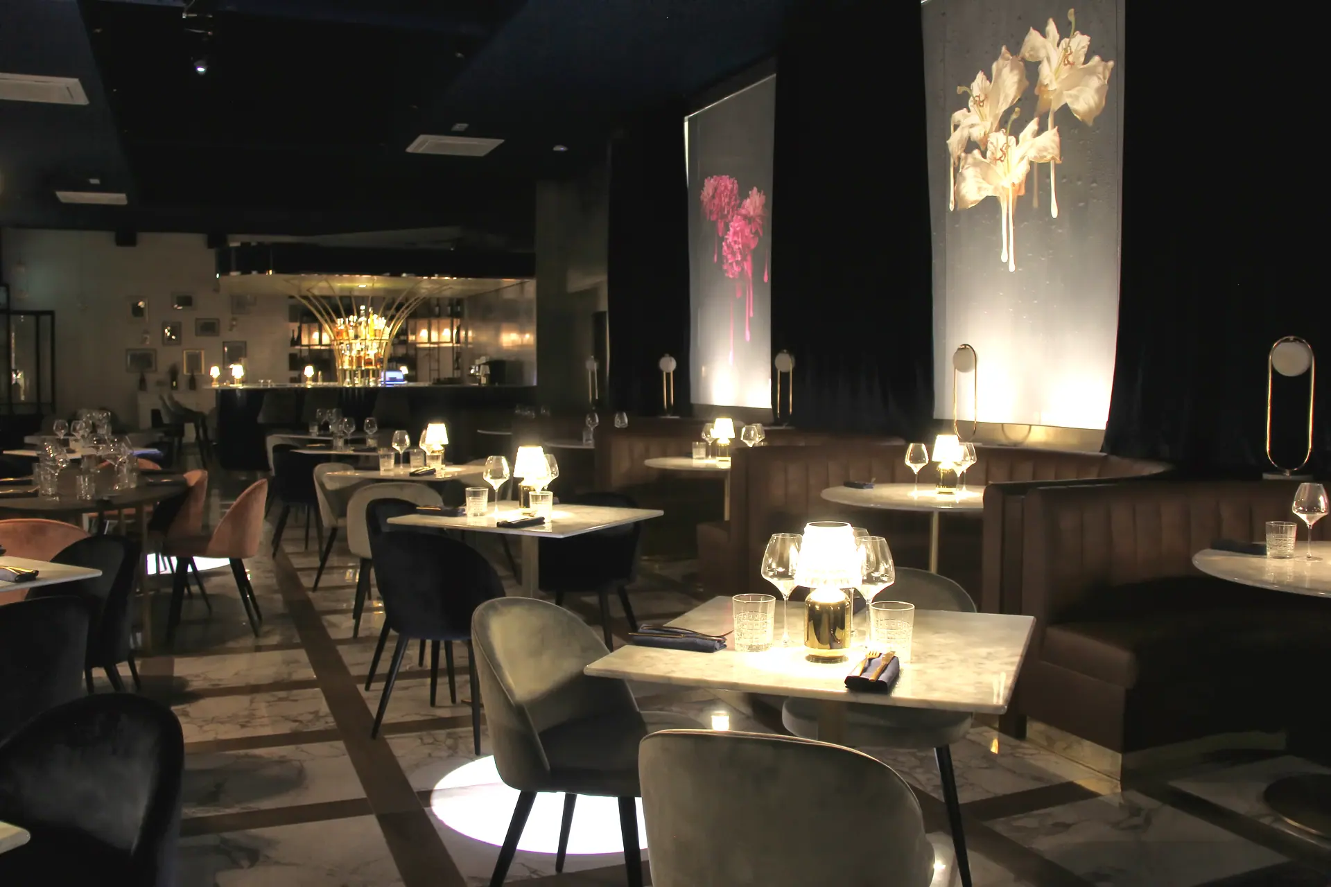 La sala apparecchiata nella luce della sera