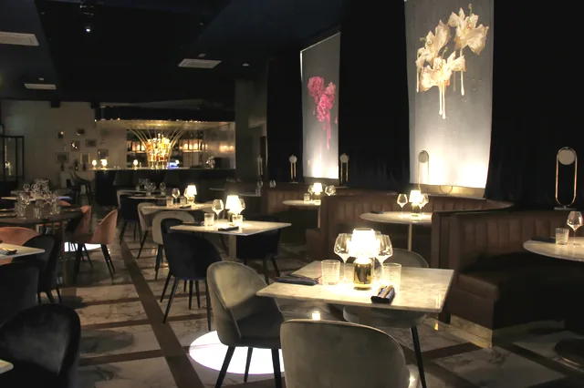 La sala illuminata dalle lampade da tavolo