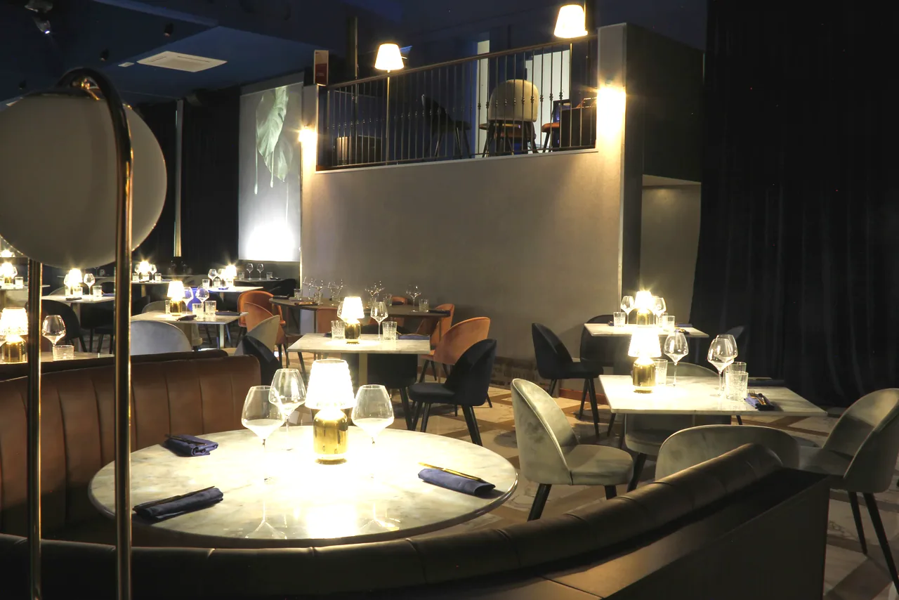 La sala principale nella luce della sera