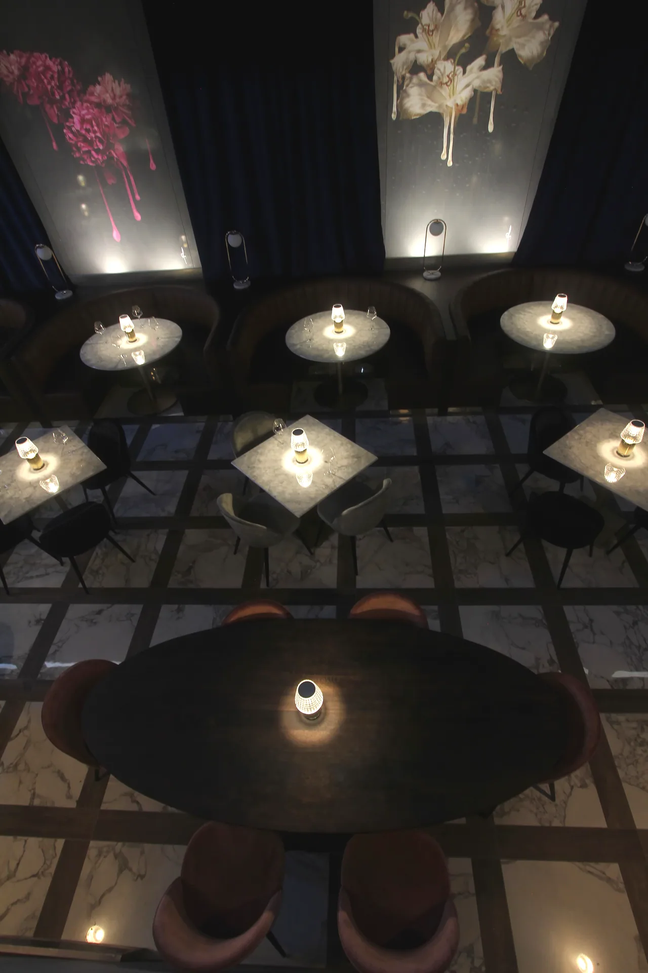 Tavolo apparecchiato con lampada