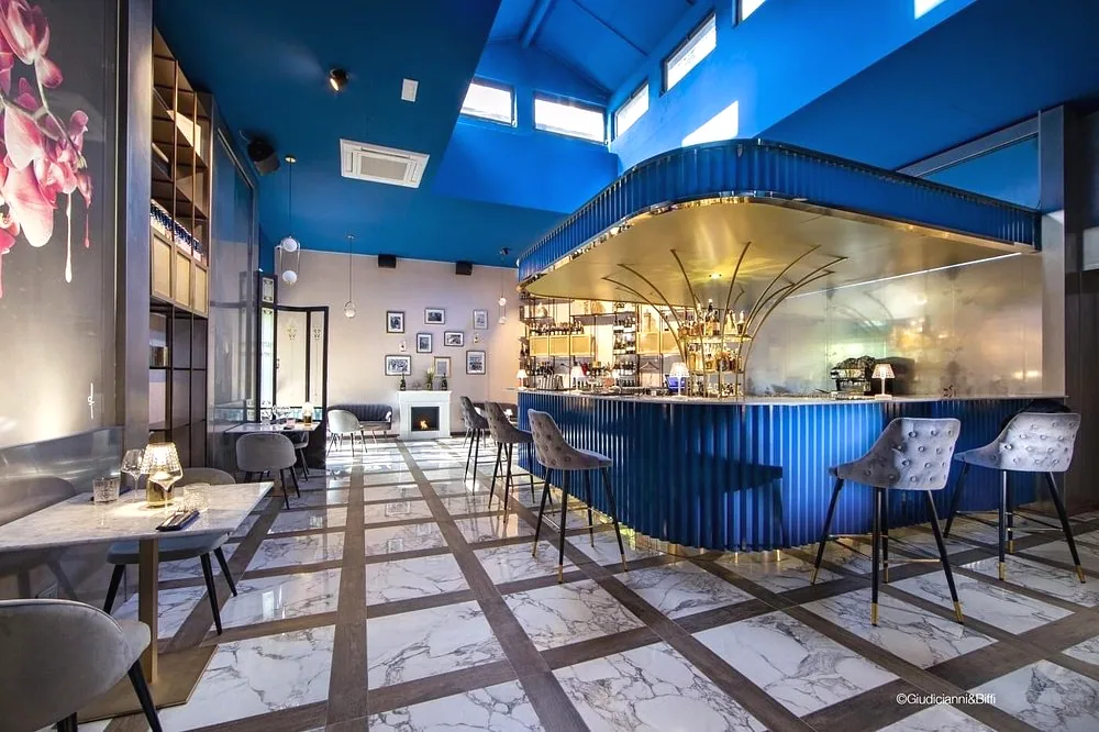 Il bar con l'arco in ottone e il pavimento in marmo