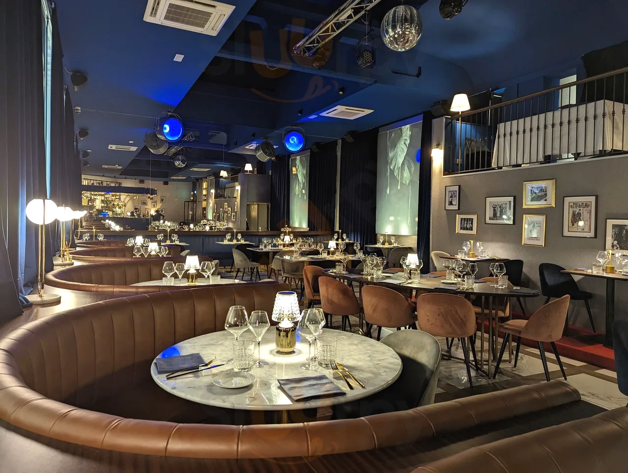 Il bancone bar di The Noble con l'arco in ottone
